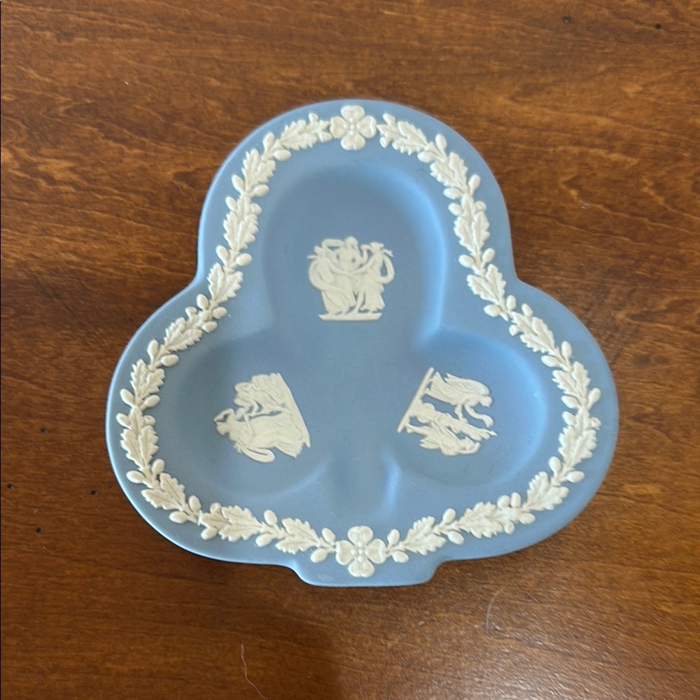 Wedgwood pale blue Jasper wear clover shaped trinket dish - Picture 1 of 2